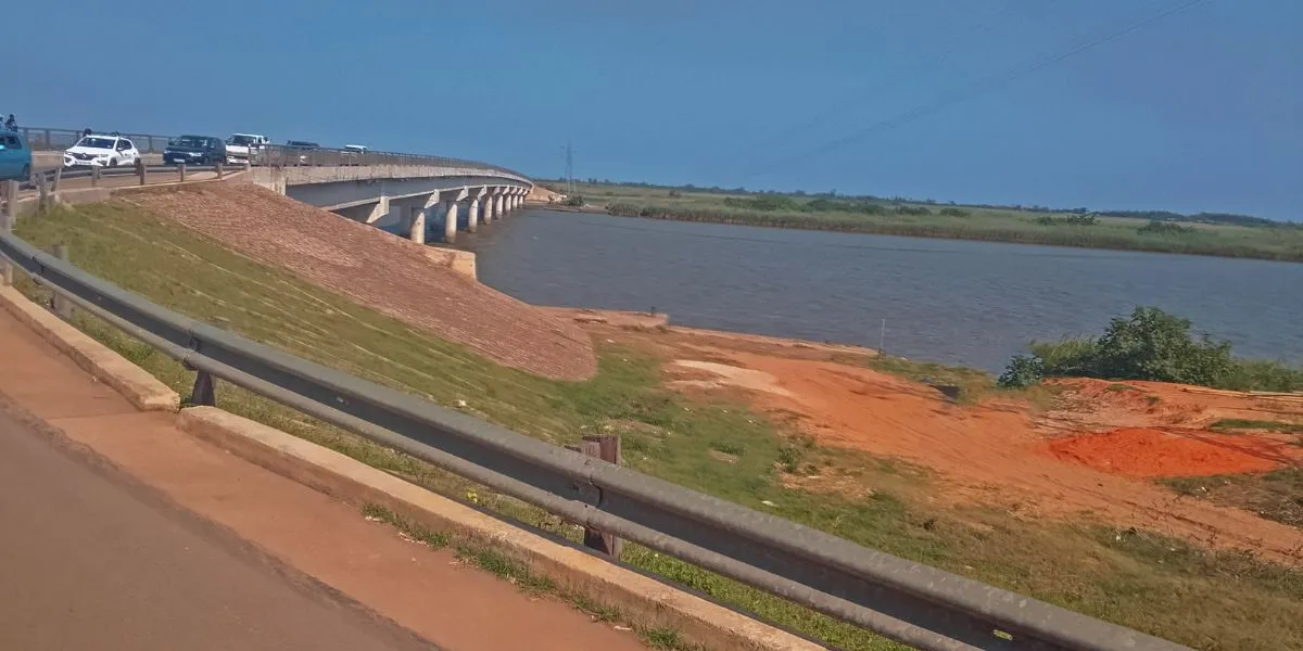Acesso à Praia de Macaneta pela ponte de Marracuene