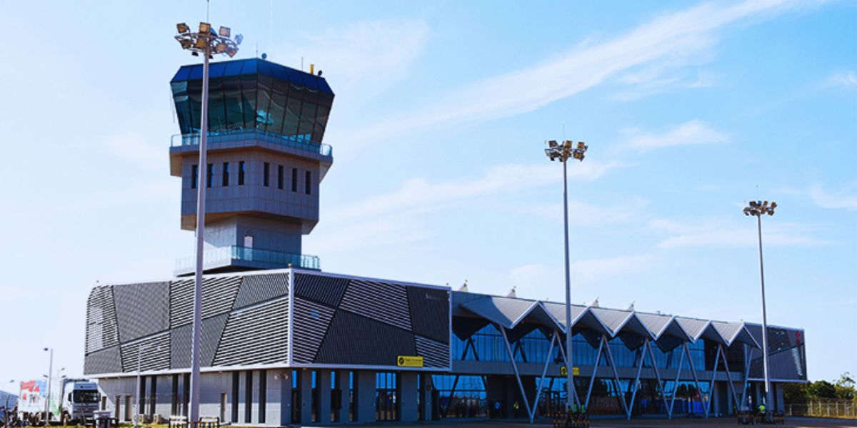 Onde fica o aeroporto Filipe Jacinto Nyusi?