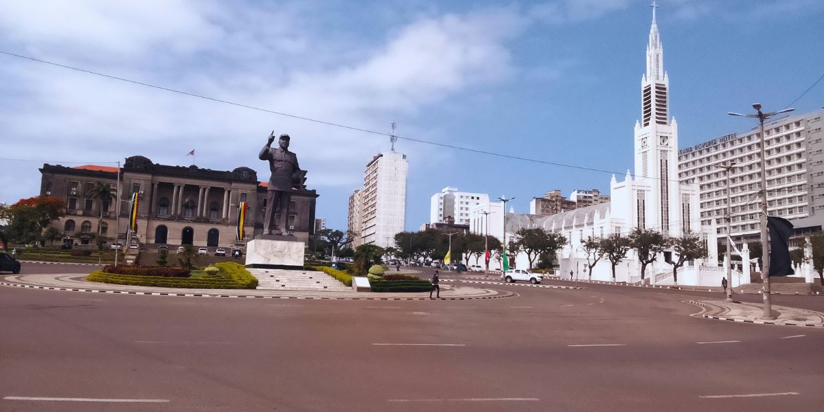Praça da Independência: O Coração Monumental de Maputo Que Você Precisa Conhecer