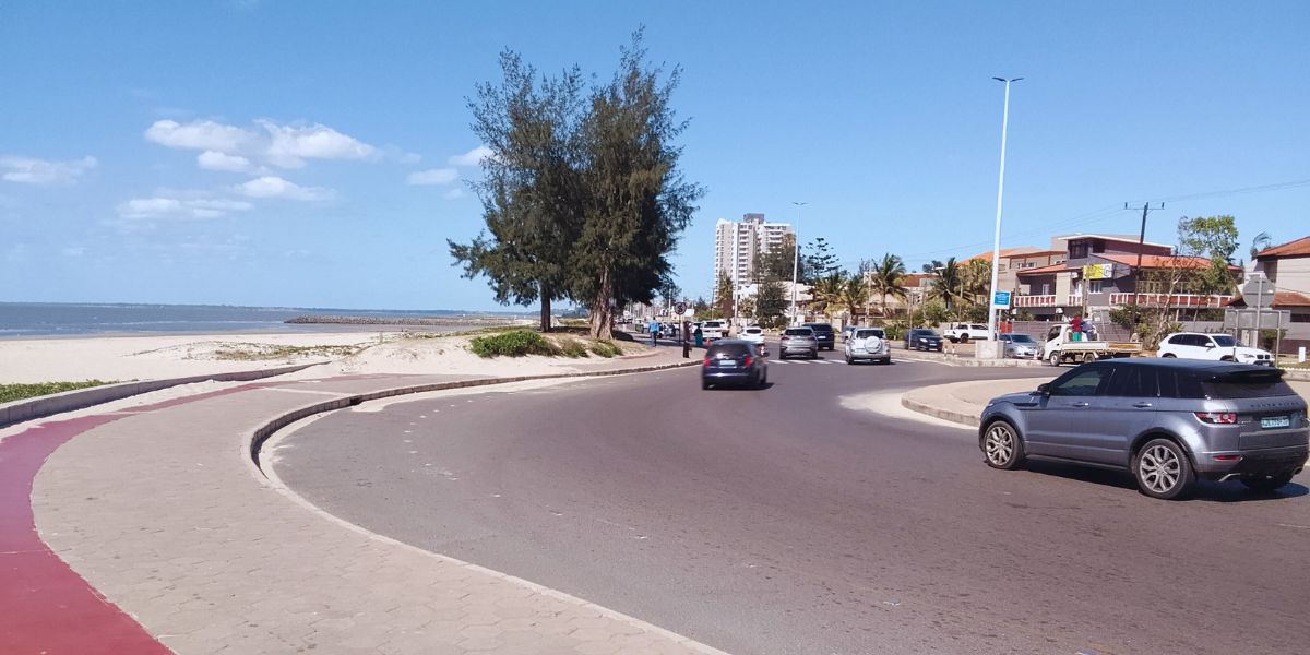 Praia Urbana Ideal Para Relaxar Na Costa Do Sol Maputo